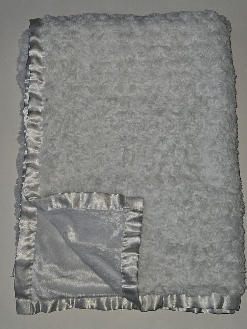 White Rosette Plush Blanket Soft Fleece Satin Trim 34x52